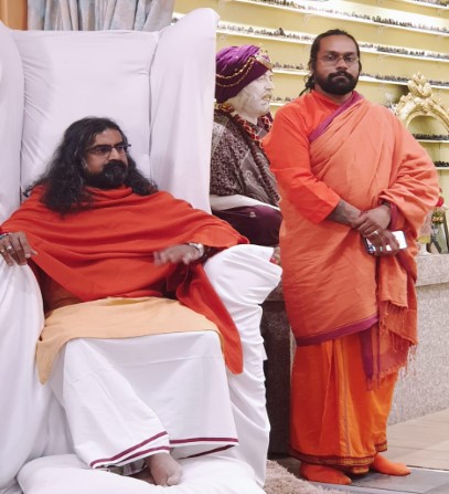Mohanji giving a discourse